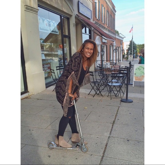 Design History Poncho - Picture 5 of 5